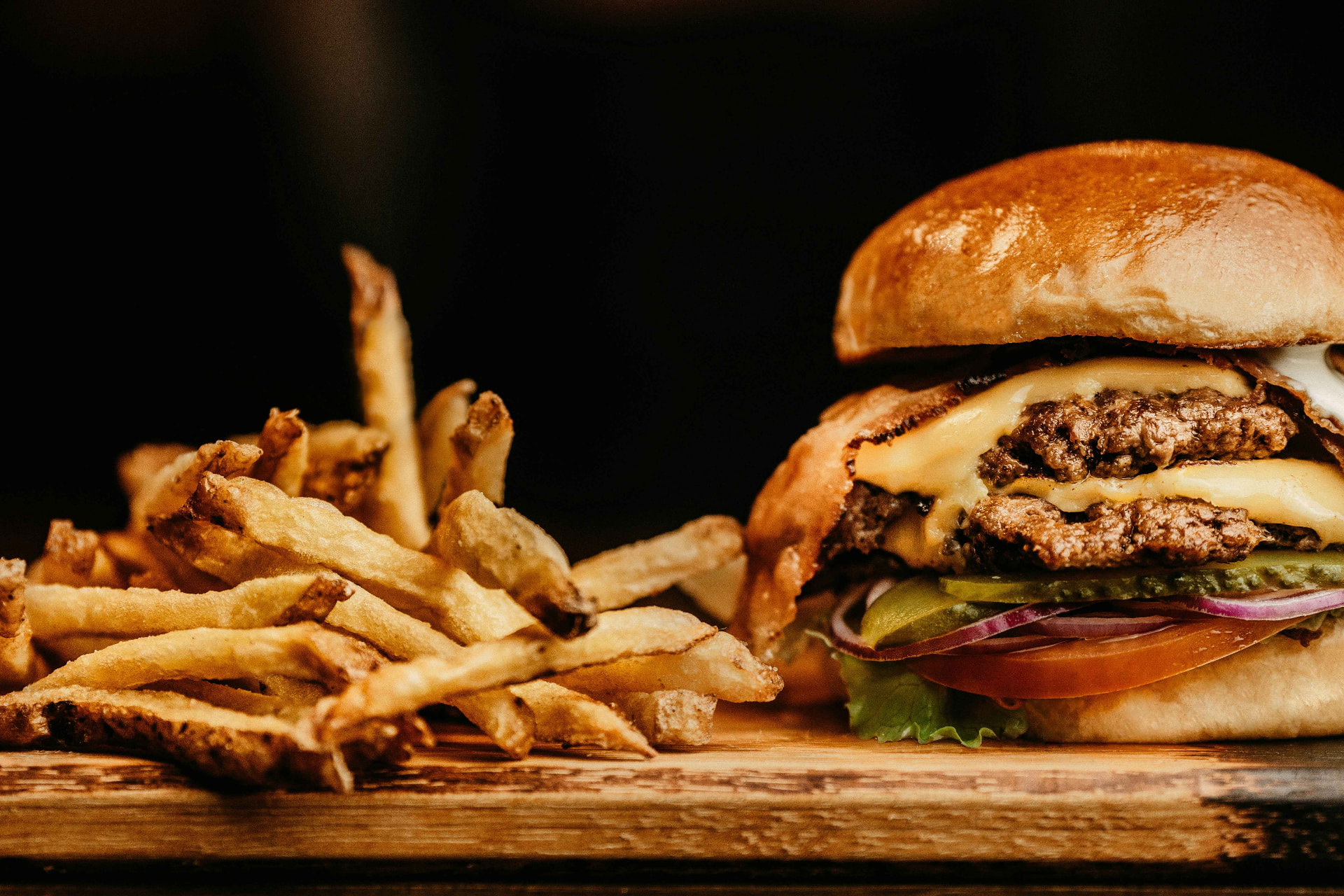 Burger et frites sur planche en bois
